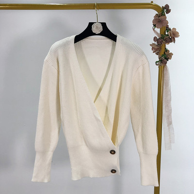 Női kardigán aszimmetrikus rögzítéssel szürke, fehér és fekete színben