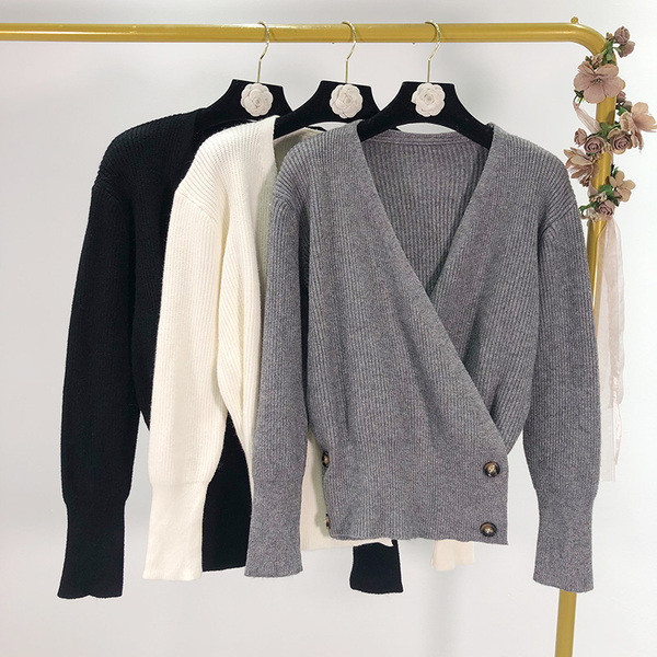 Női kardigán aszimmetrikus rögzítéssel szürke, fehér és fekete színben