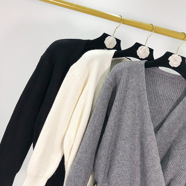 Női kardigán aszimmetrikus rögzítéssel szürke, fehér és fekete színben