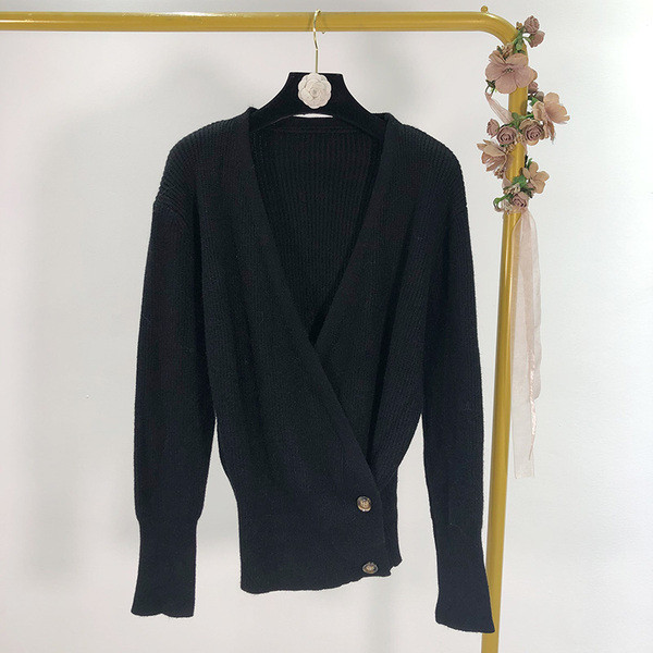 Női kardigán aszimmetrikus rögzítéssel szürke, fehér és fekete színben