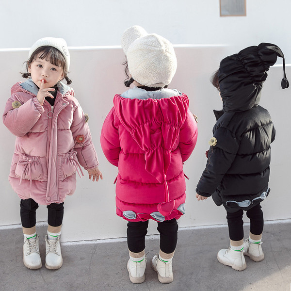 Modern, kapucnis téli kabát lányoknak piros, fekete és rózsaszín színben