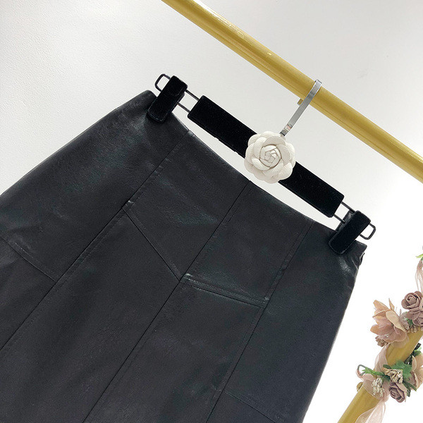 Öko bőrből készült rövid, modern szoknya magas derékkal, fekete színben