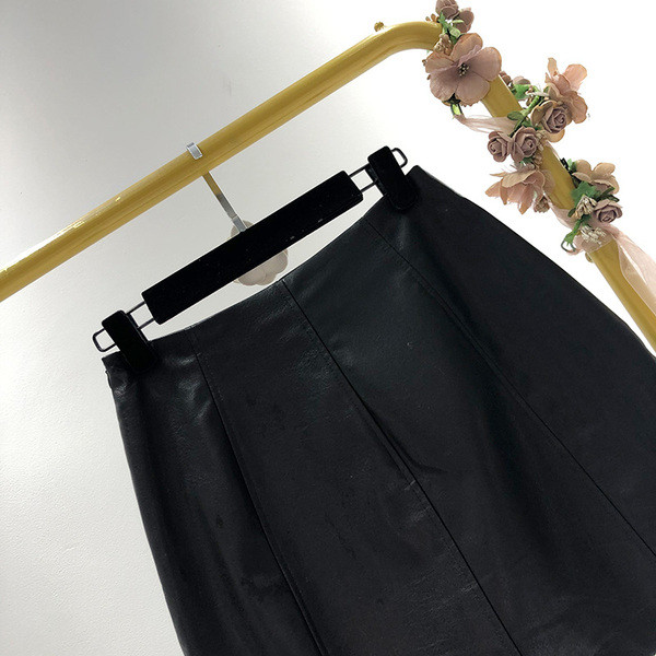 Öko bőrből készült rövid, modern szoknya magas derékkal, fekete színben