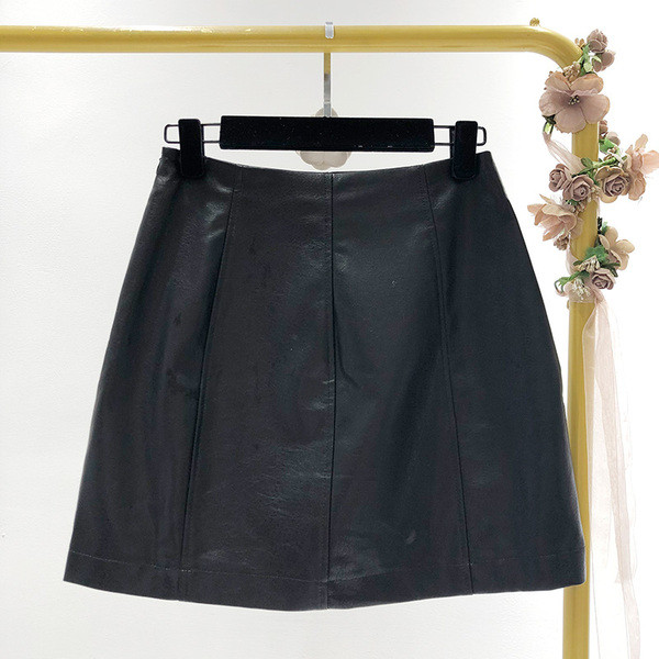 Öko bőrből készült rövid, modern szoknya magas derékkal, fekete színben