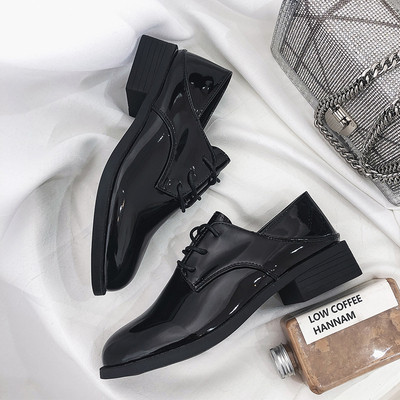 Modern női cipő fűzős fekete színben