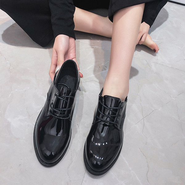 Modern női cipő fűzős fekete színben