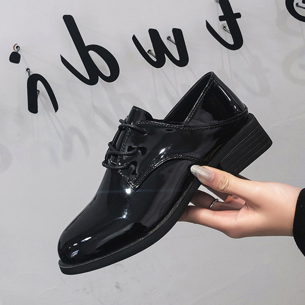 Modern női cipő fűzős fekete színben