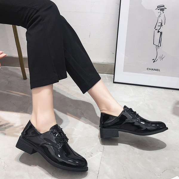 Modern női cipő fűzős fekete színben