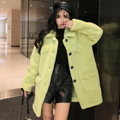 Дамско  пухено палто с копчета в бял и зелен цвят