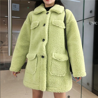 Дамско  пухено палто с копчета в бял и зелен цвят