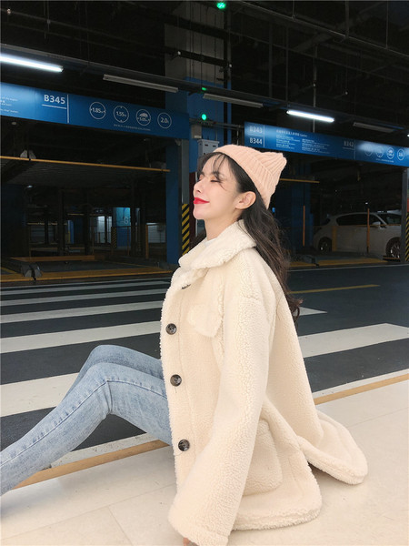 Дамско  пухено палто с копчета в бял и зелен цвят