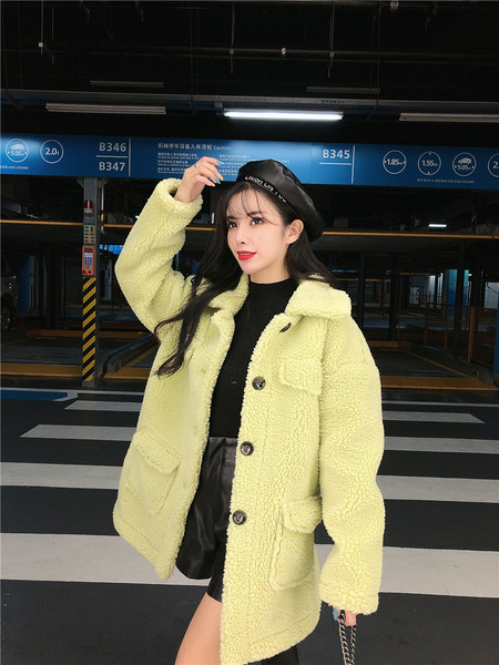 Дамско  пухено палто с копчета в бял и зелен цвят