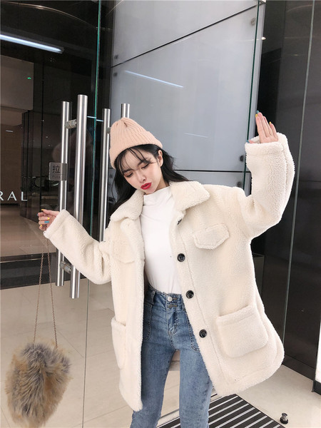 Дамско  пухено палто с копчета в бял и зелен цвят