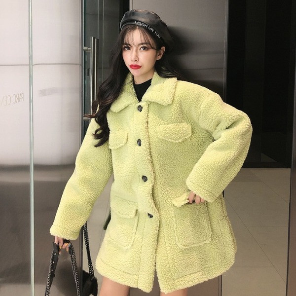 Дамско  пухено палто с копчета в бял и зелен цвят