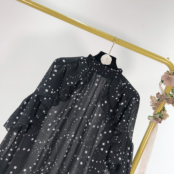 Φαρδύ μπλούζα με βολάν σε μαύρο χρώμα με χρώματιστό μοτίβο