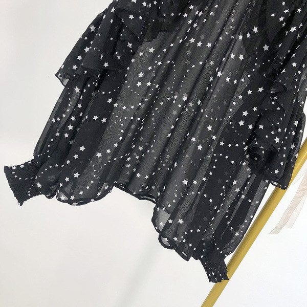 Φαρδύ μπλούζα με βολάν σε μαύρο χρώμα με χρώματιστό μοτίβο