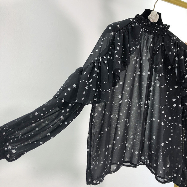 Φαρδύ μπλούζα με βολάν σε μαύρο χρώμα με χρώματιστό μοτίβο