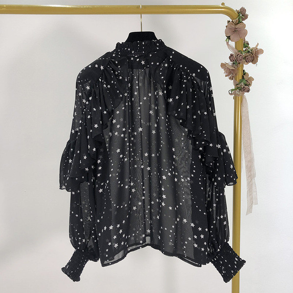 Φαρδύ μπλούζα με βολάν σε μαύρο χρώμα με χρώματιστό μοτίβο