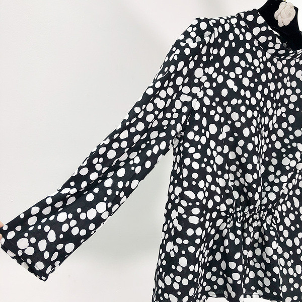 Fekete pöttyös női blúz szabású modell