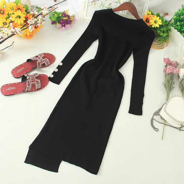 Modern női ruha aszimmetrikus gombokkal, fekete színben