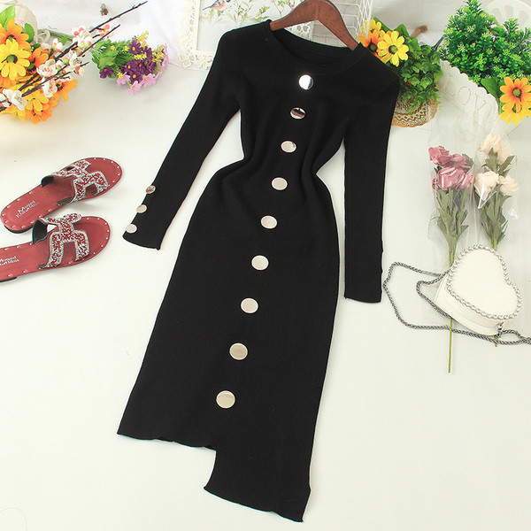 Modern női ruha aszimmetrikus gombokkal, fekete színben