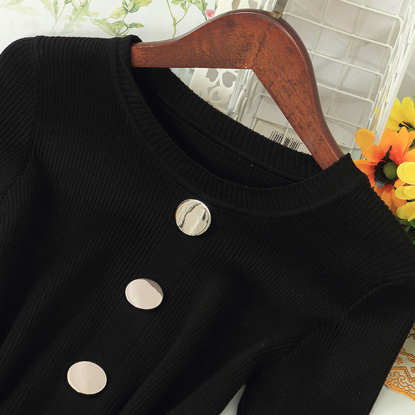 Modern női ruha aszimmetrikus gombokkal, fekete színben