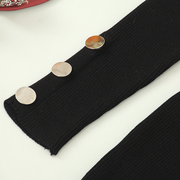 Modern női ruha aszimmetrikus gombokkal, fekete színben