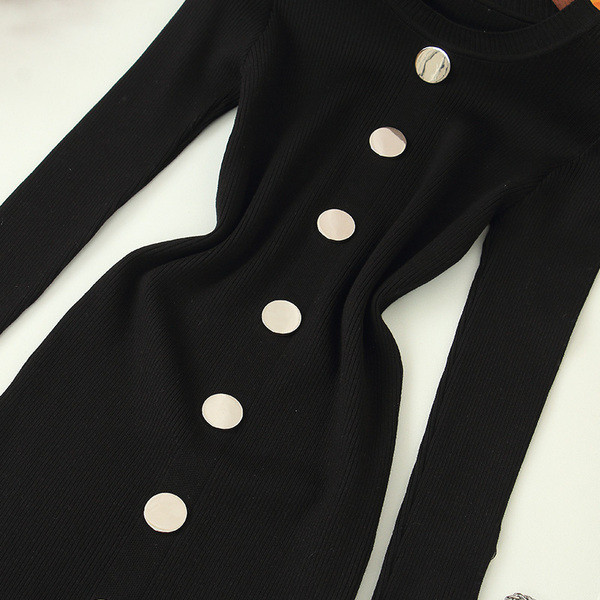 Modern női ruha aszimmetrikus gombokkal, fekete színben