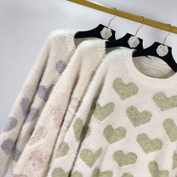 Női téli pulóver rátéttel és gyöngyökkel