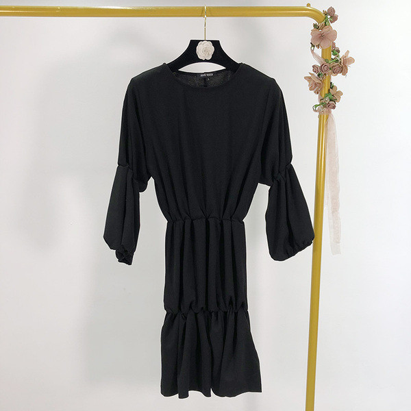 Lezser rövid ruha elasztikus derékkal, fekete színben