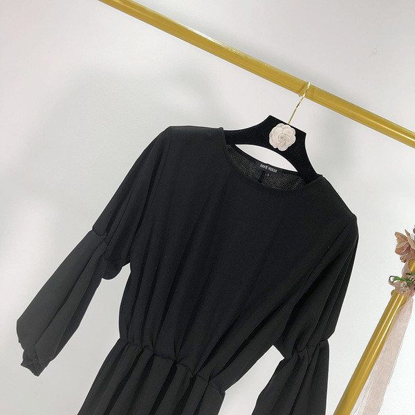 Lezser rövid ruha elasztikus derékkal, fekete színben