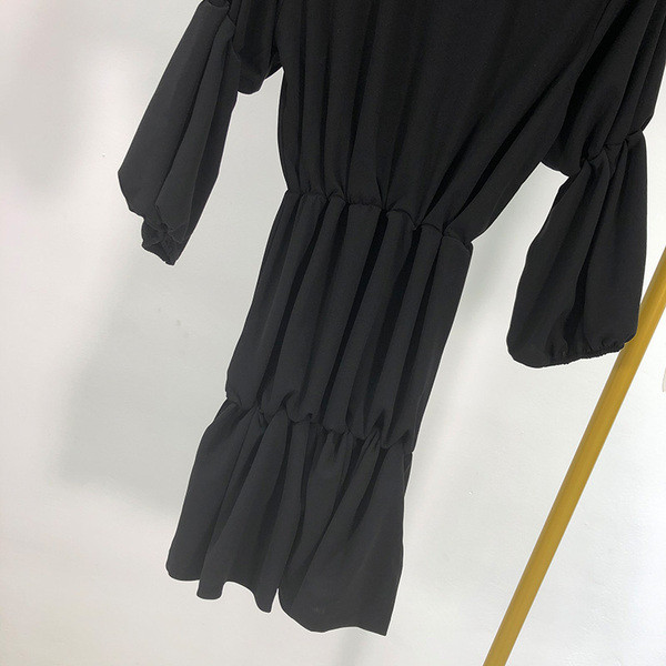 Lezser rövid ruha elasztikus derékkal, fekete színben