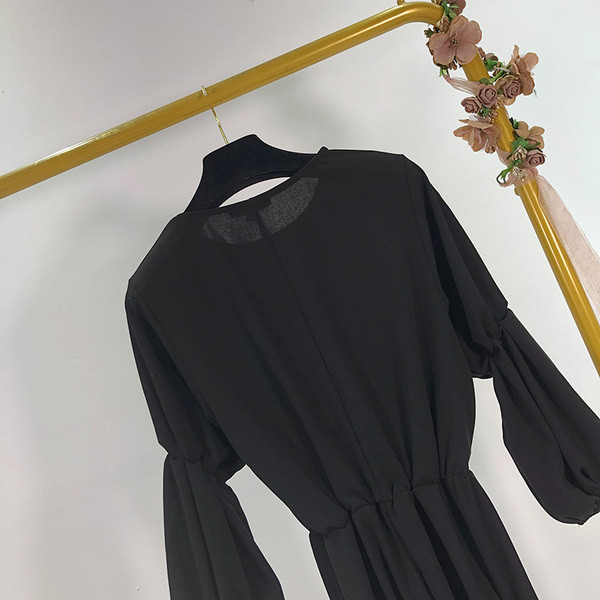 Lezser rövid ruha elasztikus derékkal, fekete színben