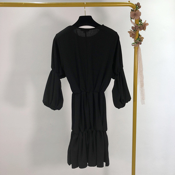 Lezser rövid ruha elasztikus derékkal, fekete színben