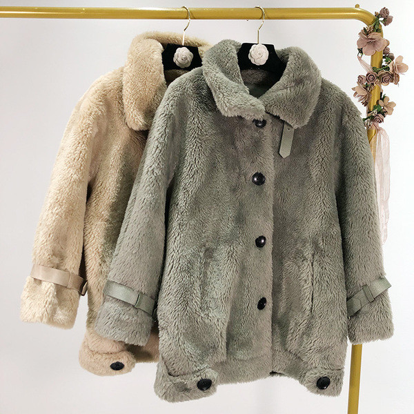 Дълго пухено палто в сив и бежов цвят с копчета