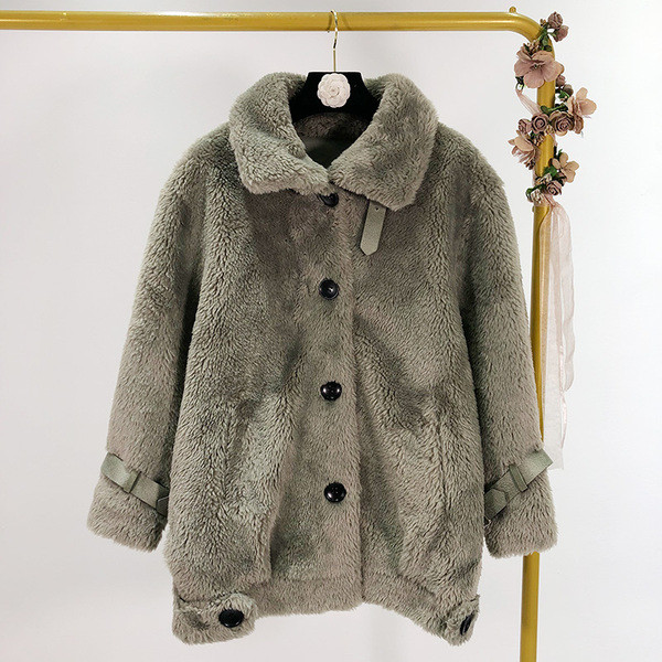 Дълго пухено палто в сив и бежов цвят с копчета