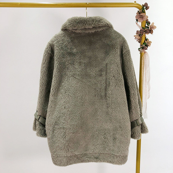 Дълго пухено палто в сив и бежов цвят с копчета