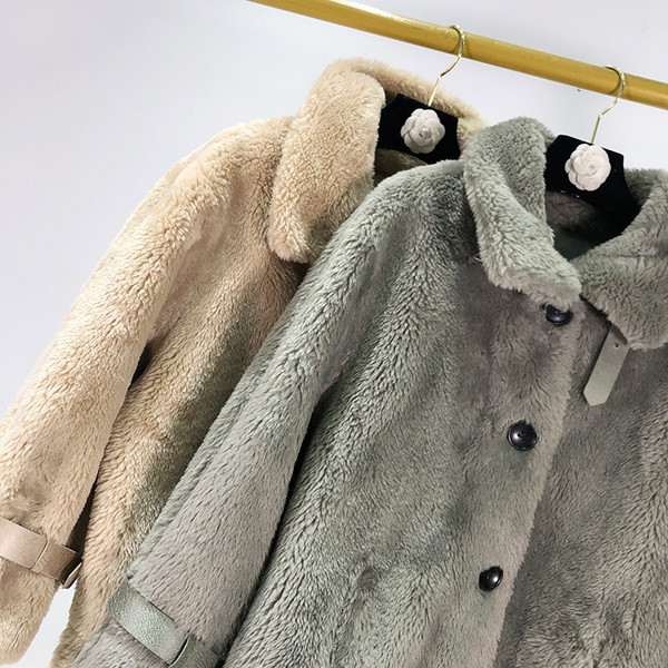 Дълго пухено палто в сив и бежов цвят с копчета