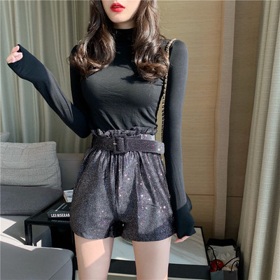 Modern rövidnadrág flitterekkel és fekete övvel