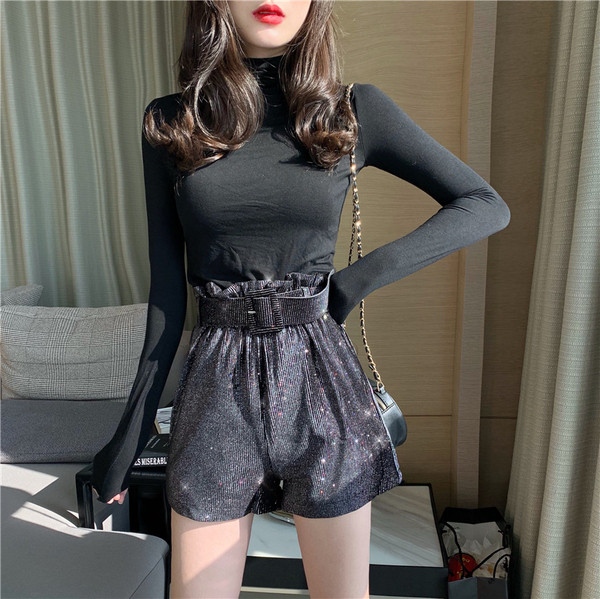 Modern rövidnadrág flitterekkel és fekete övvel