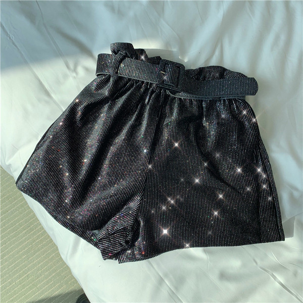 Modern rövidnadrág flitterekkel és fekete övvel