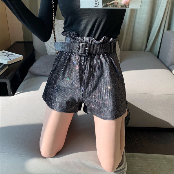 Modern rövidnadrág flitterekkel és fekete övvel