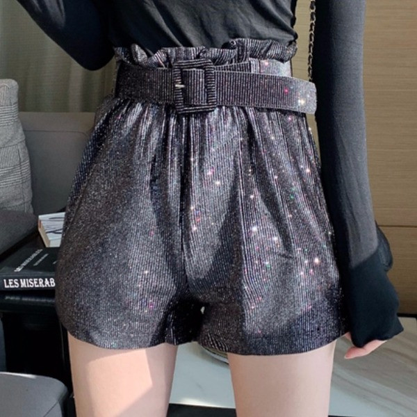 Modern rövidnadrág flitterekkel és fekete övvel