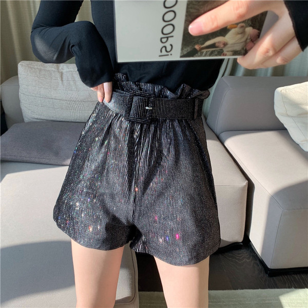 Modern rövidnadrág flitterekkel és fekete övvel