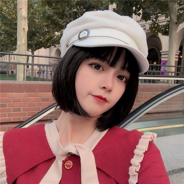 Μοντέρνο γυναικείο καπέλο με γείσο σε λευκό, μαύρο και καφέ χρώμα