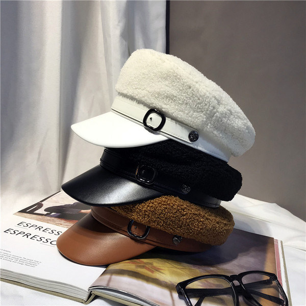 Μοντέρνο γυναικείο καπέλο με γείσο σε λευκό, μαύρο και καφέ χρώμα