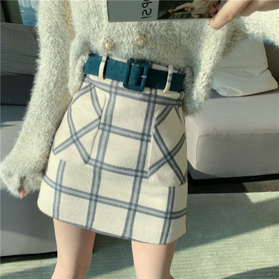 Stílusos női szoknya magas derékkal, rózsaszín és zöld övvel