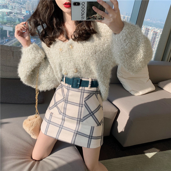 Stílusos női szoknya magas derékkal, rózsaszín és zöld övvel