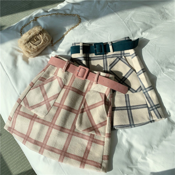 Stílusos női szoknya magas derékkal, rózsaszín és zöld övvel