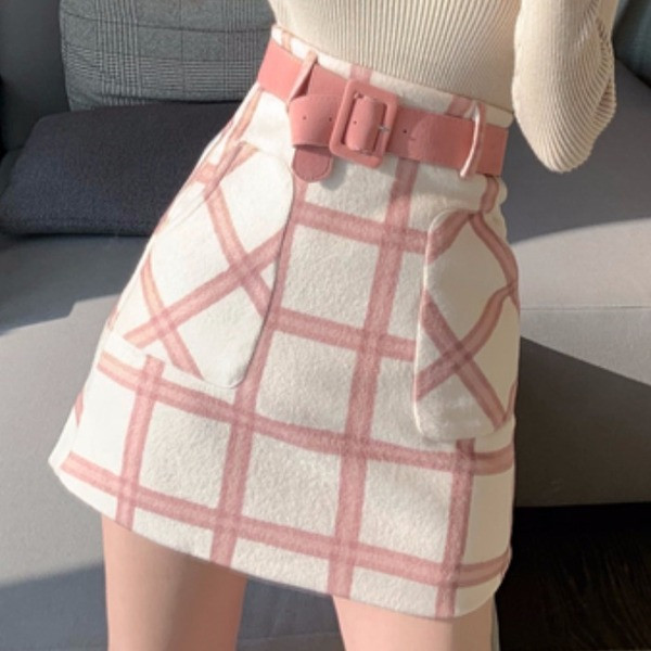 Stílusos női szoknya magas derékkal, rózsaszín és zöld övvel